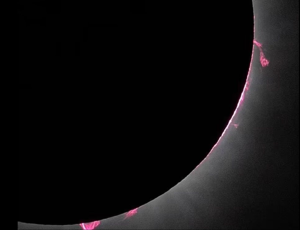 NASA зафіксувало рожеві спалахи на Сонці під час затемнення: фото